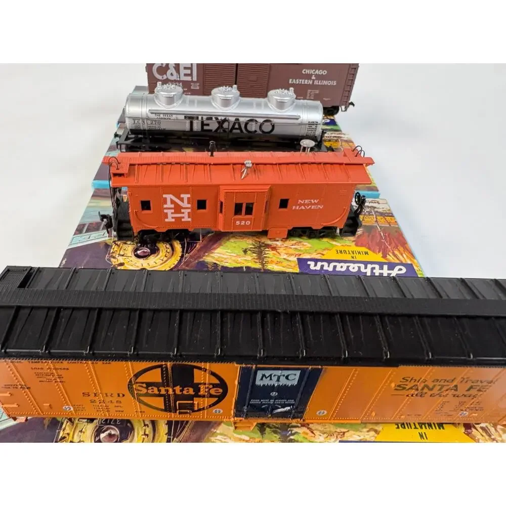 Athearn Ho Scale Lot Of 7 Freight Cars Mixed Roads Box Reefer Tank Caboose